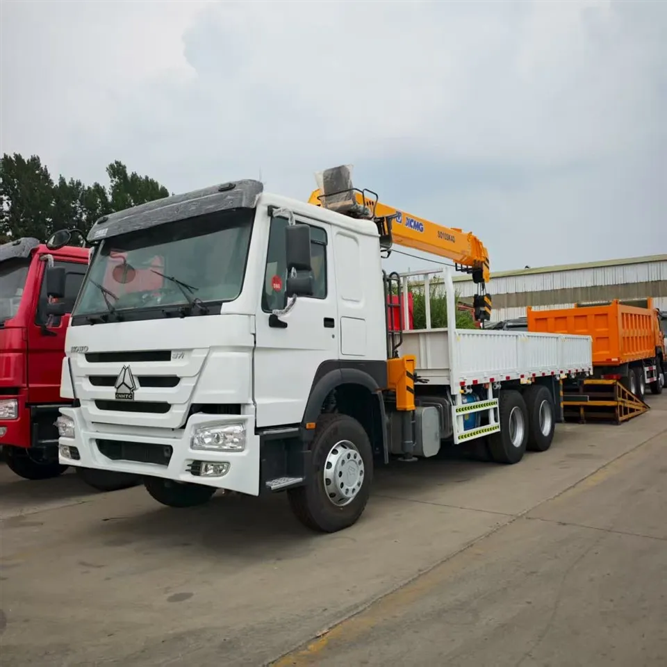 Sinotruck waoo 8x4 diesel tsheb mounted crane